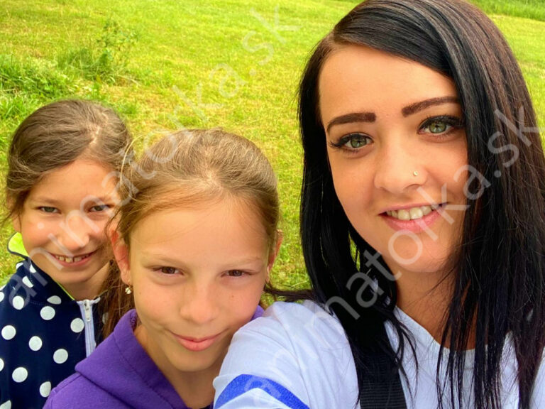 Selfie animátorky s dvoma dievčatami